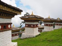 いやぁ、深夜3:00くらいまで眠れなかった。ホテルの部屋が裏のバー（Thimphu Club)に面していてて、出入りする人たちの声がすごかった。朝食のトーストをいただいて出発。
ティンプーから南に車を走らせ、検問も通過し（外国人がパロとティンプーから出るにはルートパーミットを提出しなくてはならない）、ドチュラに着いたのは10:50。あ、「ラ」とは峠のこと。ここは冬に来るとヒマラヤが拝めるそう。この時期は雲がたくさん。でも流れゆく雲もそれはそれで美しかった。このチョルテン、全国王の王妃の一人がインドとの戦いでの勝利と亡くなった人を弔うために作ったもの。煩悩と同じ108基ある。