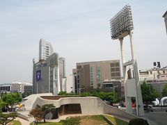 元々ここに野球場があったとの事で、照明塔がそのまま残されていました。広島市民球場っぽい感じなんかな。