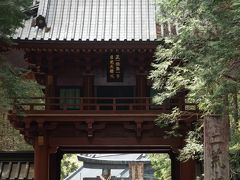 日光二荒山神社楼門。1200年以上前に勝道上人が日光山を開いて以降、山岳信仰の中心となった神社。ご神体は二荒山（男体山）で、縁結びの神「大己貴命」を主祭神として祀ります