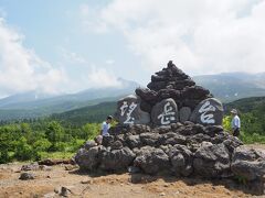 「十勝岳望岳台」
とてもいい天気なのだけど、十勝岳連山は雲がかぶっている。
うーん、いつもこうなのよね。
キリっと山の稜線を見れたことがない。
でも、緑と山々の青い色がとてもきれい。