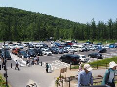 「青い池」
とうとう出来上がってしまった大型駐車場。
大きな森が無くなってしまいました。
大型バスが１０台は停められるスペースもあり。
そのうち、駐車料金や入場料を払うことになるのでしょうね。
（今は無料です）