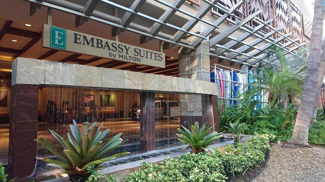 空港から、ツアーのバスに乗り<br />ツアー会社の入っている<br />ワイキキショッピングプラザへ<br />帰りの集合時間などの確認と<br />バウチャーを受け取り<br />ホテルへ