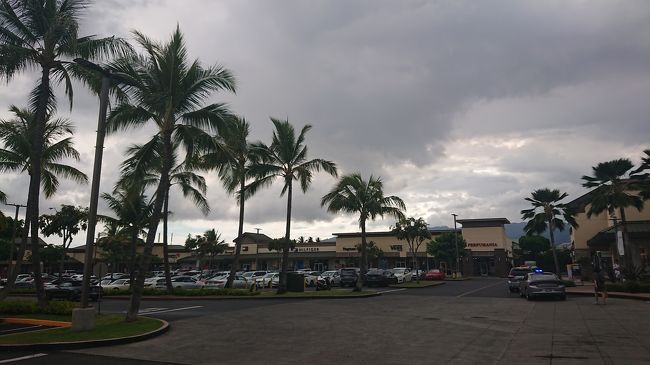 ワイケレでは<br />スケッチャーズやキプリングでお買い物<br />空模様怪しい・・・<br />ワイキキに戻る途中で<br />土砂降りの雨<br />到着時は晴れてました