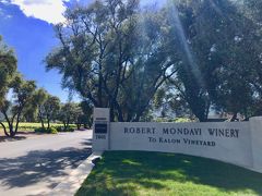 『ロバート モンダヴィ ワイナリー（Robert Mondavi Winery）』

■住所：7801 St., Helena Hwy., Oakville, CA 94562
■TEL：(888) 766-6328
■営業時間：10:00～17:00（ストアクローズ 18:00）
■定休日：Thanksgiving Day, Christmas Eve, Christmas Day,
                 New Year's Day
■公式HP：https://www.robertmondaviwinery.com

ナパを代表する『ロバート モンダヴィ ワイナリー』は1966年に
オークヴィルに創設されました。

創設者のロバート モンダヴィはカリフォルニアにプレミアムワインの
考え方を持ち込み、数々の素晴らしいワインを造り出し、
カリフォルニアワインの発展に大きく貢献したことから
「カリフォルニアワインの父」と称されています。

さらにロバート モンダヴィはフランスの5大シャトーの1つの
『シャトー ムートン ロートシルト』と共同で1979年に
ナパバレーに『オーパスワン』を設立。

『オーパスワン』は世界屈指のプレミアムワイナリーとして
その名を轟かせています。