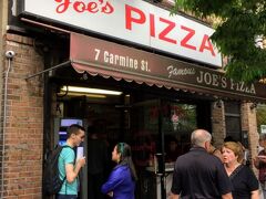セレブがお忍びで食べに来るというJoe's PIZZA

さすが有名店、お昼の２時を過ぎていてもお客さんが途切れることはありません。