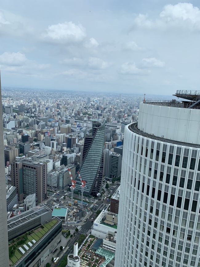 窓際の席が空いていました。<br />数が少ないので、時間によっては行列が出来るみたいです。<br />51階からの眺めは圧巻。<br /><br />初め、ちょっとクラクラした。