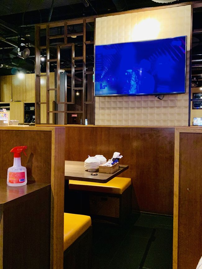 店内は、ひたすらBTSが流れていました。<br />あっという間に満員になりました。<br /><br />トイレは、外に出てエレベーターの横になります。