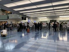 今回は羽田空港から出国です。

私の住んでいる静岡からだと午前の便が多いヨーロッパ行きは成田発だと朝がキツイ…
前泊もいいけどその分の荷物が増えるのが嫌で今回は羽田にしました。

羽田の国際線ターミナルってはじめて使いますが新しくてきれいだし、近くて便利(*'▽')

空港に到着後、クロネコで送っておいたスーツケースを受け取り、カウンターで預けました。
クロネコの空港へ荷物を送るサービス、２５００円くらいかかりますがすっごく便利！！
その後予約したwifiを受け取り、外貨両替。

両替は出発ロビーは激混みですが到着ロビーの階はガラッガラです！
時間にもよるのでしょうが裏技的な発見でした！（wifi受け取りが到着ロビーの階だったので偶然発見）