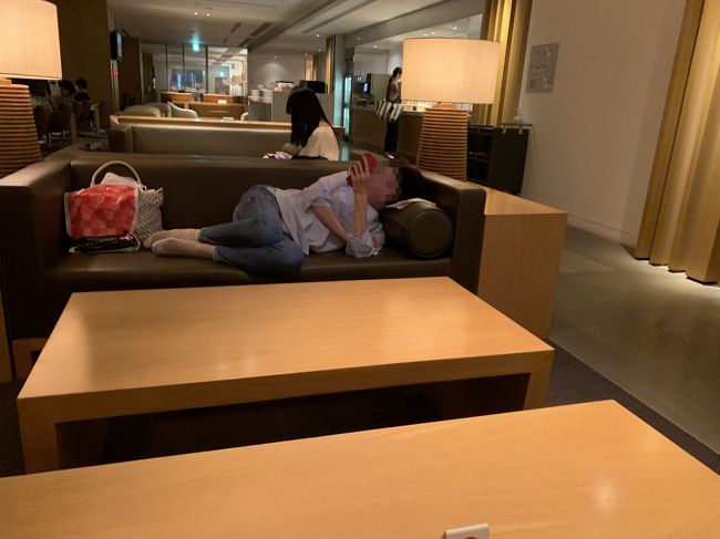 食後は喫煙室で一服！<br />奥様はソファーくつろぎ中！