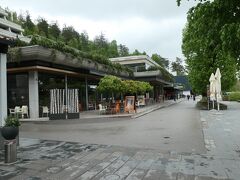 お土産物店、ホテル、カフェレストランもありますが、訪問者は殆どいませんでした。雨天で気温も低かったので、観光客数も多くはありません。洞窟内は天候の影響はありませんので、雨天のポストイナ洞窟見学はお薦めかも知れません。