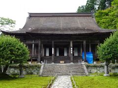 次に訪れたのは勝林院
1013年に寂源によって念仏修業の場として創建され、現在の勝林院は1778年江戸時代後期に再建されたもの。
総欅づくりで屋根は木の板を重ねて葺いた杮葺きです。
