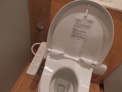 さすがのドンキー。トイレに有難い洗浄機能付き便座。簡単なタイプのボタン。