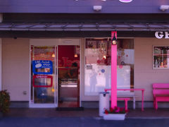 昨日、四季の里のアイス屋さんでアイスを食べなかった理由がコレ！四季の里のすぐそばにある「ハニー・ビー」という今結構話題のお店です。