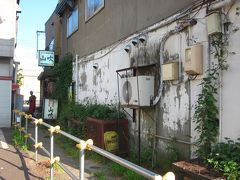 大門祇園通りから路地を入ったところですが、左手が更地に成っているので路地跡ですね？…。

山吹と看板が出ています～、決して怪しい店ではなくて”居酒屋・炭火焼山吹”と在りました。知らなかったのですが、人気店のようですよ。