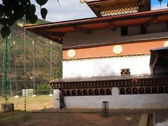 しばらく坂を上り、チミラカン着。お寺の中は撮影禁止。このお寺にある巨大な木製のポーで頭をさすってもらうと子宝に恵まれるとか。アルバムには国内外から送られてきた赤ちゃんの写真が。西洋の国ながらもブータンの名前がつけられた子もいた。