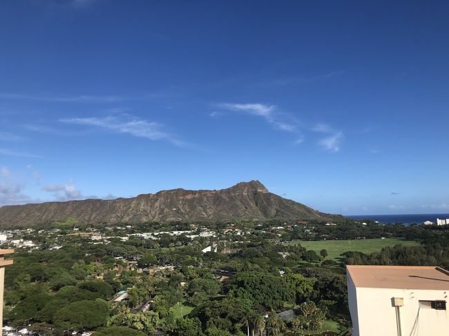 いい天気。<br />ホテルに帰って <br />ダラダラして<br />アラモアナフードコートにご飯を行きました！