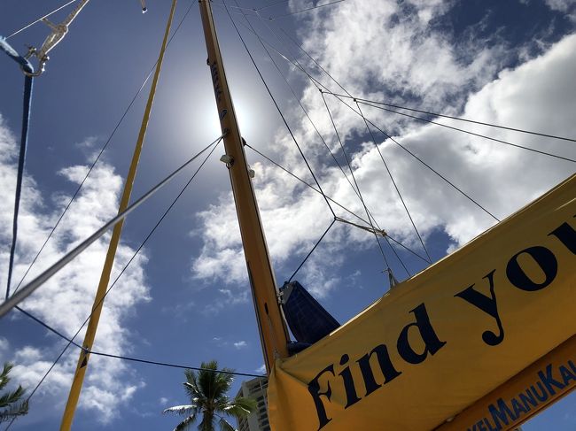 モアナサーフライダーホテル前から出てる<br />カタマラン号。<br />ウミガメと泳ぐシュノーケルツアー<br />一人50$です。<br />去年初めて参加し<br />間近でウミガメ4匹と泳ぐことができたので<br />今年もこのツアーを楽しみにしていました(n´v｀n)