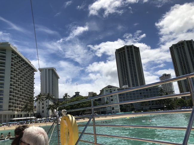 しかし<br />すんごい波です。<br />船が左右に揺れまくり<br />早くも<br />船酔いしました｡ﾟ(ﾟ´ω`ﾟ)ﾟ｡