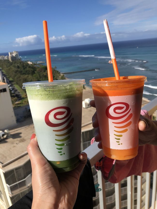 ホテル敷地内に<br />ジャンバジュースがあったので<br />朝食に買ってきました！<br />キャロットオレンジ100%フレッシュジュースと<br />ケール？となにかのジュース<br />どちらも美味しい♡