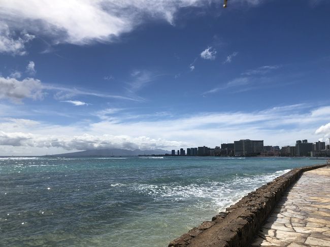 ウミガメと泳げて<br />大満足!！<br />船酔いも快復し<br />無事帰港しました。<br /><br />また12:00なので<br />ホテルオータニのある<br />カイマナビーチへ<br />向かいました。<br />