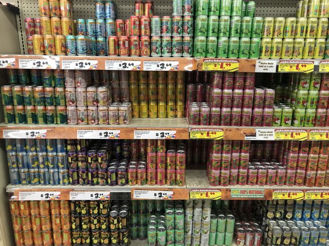夫のお気に入りジュース！<br />Hawaiian Sunの<br />グァバネクターと<br />リリコイライチと6缶づつ購入。<br />6缶で3.69＄<br /><br />ALOHA made naturalは<br />6缶で1.99＄と激安でした笑