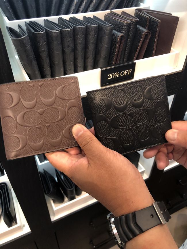 まずはと目当てのコーチへ。<br />店内、値札から２０%OFF！からの<br />70%OFFっ！！(◎_◎;)<br />安すぎる！<br />割引され<br />こちらのお財布も<br />45＄くらい