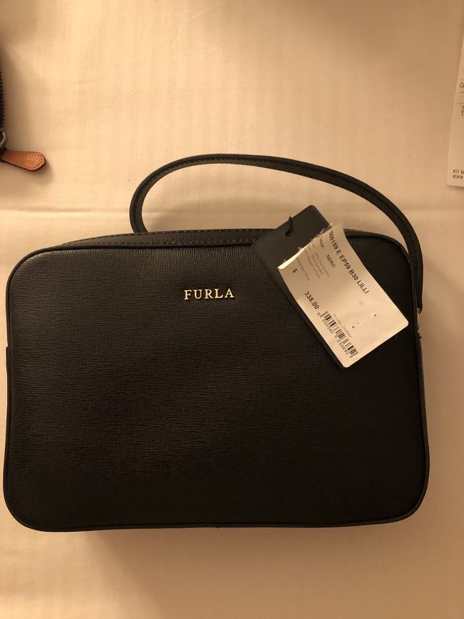 一目惚れしてしまったFURLAのバッグ♡<br />夫が買ってれました！<br /><br />ノースは急な雨で<br />ゆっくりみたかったのですが<br />断念し<br />ワイケレももう少しじっくり<br />みたかったよね～<br />と心残り。。。<br />今日は予定を少し詰め込みすぎました～(;´д｀)<br /><br />夫が<br />あと4日あるし<br />利用したことないけど<br />The Busで両方とも<br />もう一度行こうかっ！！と(・∀・)