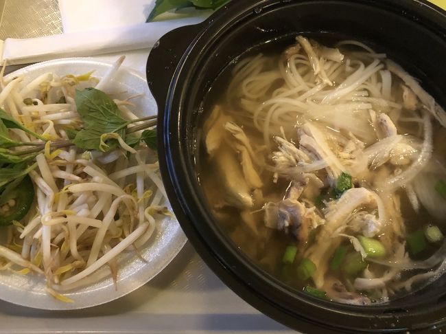 レンタカーを返却し<br />ロイヤルハワイアンセンターを<br />うろうろ。<br />二人して麺類が無性に食べたくなる。<br />フォーファクトリーの<br />チキンフォーと<br />ワンタンファーを。<br /><br />久々に食べた麺<br />美味しかった～！