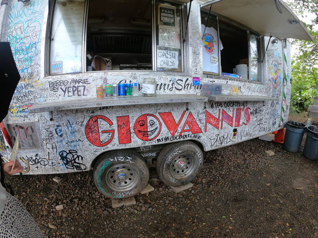 お昼を買いに<br />ガーリックシュリンプで有名な<br />ジョバンニ。<br />長蛇の列に20分並ぶこと<br />ゲットできましたー<br />アリービーチにて食べよう～(＾∀＾)