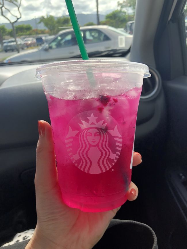 お目当てのフルラと<br />コーチでお買い物し<br />道路挟んだ前にある<br />ショッピングセンター<br />スタバへ<br />ドラゴンフルーツティーを<br />飲みました<br />あっさりしてて美味しい♡