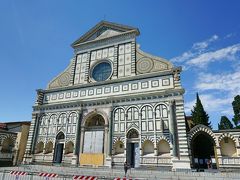 サンタ マリア ノヴェッラ教会
Basilica di Santa Maria Novella
14世紀にドメニコ派の説教の場として造られた、奥行き100mもある教会です。美しいルネッサンス様式のファサードの上部は、建築家のレオン・バッティスタ・アルベルティによるデザインで、黒と白の大理石がはめ込まれています。

何度もフィレンツェに来ていますが、この教会にはまだ一度も入ったことがありません。初めて入場してみます。
