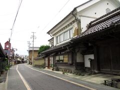 須坂は蔵のまちとして知られ、駅から少し歩いたところには蔵通りという道があります。