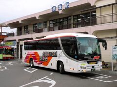 大阪から週末で混み合う新快速に乗って京都へ行き、南海の夜行バスに乗って長野県の須坂駅までやってきました。