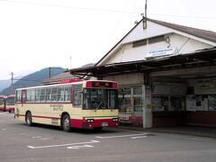 8時に湯田中駅に着くと、渋峠行きのバスに乗り換えて志賀高原へと向かいます。モンキーパークを過ぎると、山深い景色に。