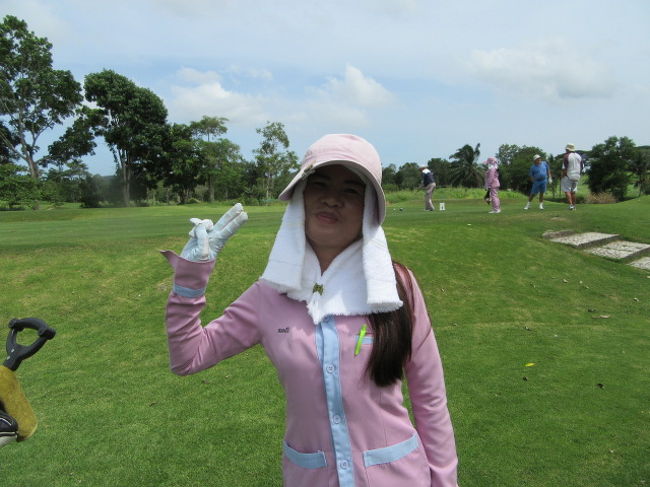 ■Rayong Green Valley Country Club<br />歩きプレーに付き合ってくれましたキャディさん。<br />強めラインの指示が多かった。<br />当組は、3人歩き、一人カートでした。<br />グリーン：800<br />キャディ：400<br />ＴＲ：250 個人の車分乗。<br />競技費；220<br /><br />
