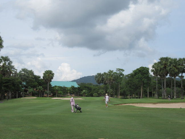■Rayong Green Valley Country Club<br /><br />太陽が出たり入ったり、の曇り空。<br />日差しは、さほど強くなかった。