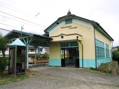 塩田町の隣駅である中塩田駅へ。ここもきれいな駅舎だったので撮影しておきたかったのです。ここから大阪まで戻るため上田電鉄、しなの鉄道と乗り継いで篠ノ井まで向かいます。屋代まではガラガラでしたが、高校生が乗ってくると一気に車内は賑やかになりました。