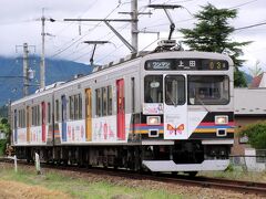 上田電鉄を走る車両はもと、東急電鉄の車両です。田んぼが広がるのどかな場所を走っていますが、都会の車両というのが面白い。