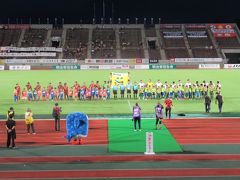 FC琉球の選手とFC東京U23の選手が整列です。