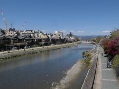 鴨川になります。ほとんど雲もなく、良い天気になりました。