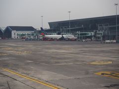 コルカタ空港（CCU）着。こちらでは機内待機。この時期あまり観光客がおらず、ほとんどがインド人だった。この空港でも結構インド人が降機し、空席ができたので横1席が空いた。
