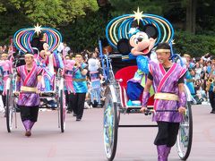 人力車で登場～(^O^)

立ち見の最前列で見ています。