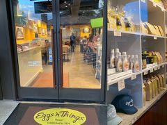 Eggs 'n Things
エッグスンシングス

2018年7月、ハワイ4件目としてコオリナにオープン
コオリナ限定メニューとして
フレッシュレインボーパンケーキ
ハワイアン・ピタヤボウル
パニオロバーガー

朝6時にオープン、一旦14時でクローズ
その後16時から営業を再開し、閉店の22時までの間ディナーメニューがあります
