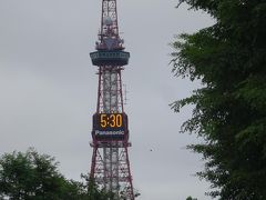 今からテレビ塔に昇ってみようと思います。札幌には何度も来ていますが、今まで眺めるだけでしたが、今回初めて昇ってみました