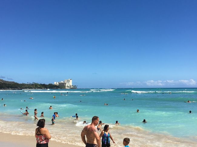 アラモアナのフードランドで最後の買い物をして、ワイキキへ帰ってきました。<br />やはり、ハワイへ来たらワイキキビーチをのぞいておかないと。<br />行って良かった。<br />こんなに綺麗な海と空。