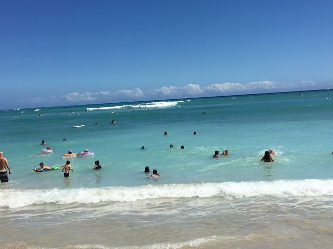 波が高いけど、たくさんの人が泳いでます。<br />ハワイの海風を感じることが、できました。