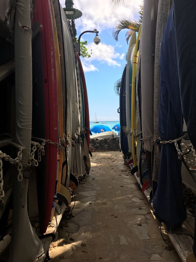 サーフボードの向こうのビーチ。<br />おばちゃんはサーフィンなんて出来ないから、眺めてるだけです。