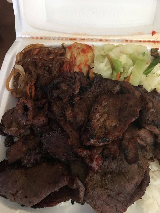 ハワイ、さいごの晩餐は。<br /><br />さすがにお肉が食べたくなり、クヒオ通りから帰る途中に前から気になっていた、ミーバーベキューへ寄りました。<br />一番、ベーシックなカルビ弁当。<br />おかずはキャベツサラダとチャプチェ、キムチです。<br /><br />このお弁当のボリュームは写真では伝わらないでしょうが、ものすごい量です。<br />女の人なら3人くらいで丁度いいと思います。<br />当然、半分以上は残ってしまいました。<br /><br />でも、お肉は柔らかくて味もしっかりとついていて、本当に美味しかったです。<br />おかずもご飯も美味しかったので、残したことが悔やまれる。<br />半分くらいのサイズを作ってほしい。<br /><br />こちらも12ドルくらいでした。<br /><br />毎晩、部屋食でも過ごせるハワイは一人旅でも満喫できました。<br /><br />おばちゃん一人でハワイへ来て<br />何が出来るのか？<br /><br />て思ってましたが、そんなに豪華なディナーが無くても、十分美味しいものにありつけました。<br /><br /><br />ストレスもなく、自由気ままに過ごせて、こんな旅も有りですよー。<br /><br />明日は帰国です。<br />でも、またまたフライングホヌに乗れるのでワクワクしてます。<br /><br />帰国編へつづく。<br />