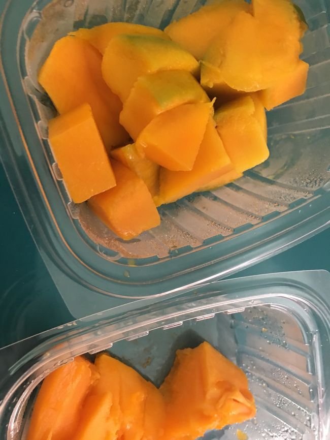 ホテルに帰ってきて、ファーマーズマーケットで買ったマンゴーとパパイヤをいただきました。<br />ハワイの人はあまりマンゴーを好んで食べないらしい。<br />捨てる方が多いとか。<br />勿体ないですね。<br /><br />マンゴーは想像通り美味しかったです。<br />パパイヤは完熟で、トローリとしていて、めちゃくちゃ美味しかったです。<br />おばちゃんはパパイヤの美味しさを初めて味わいました。笑笑