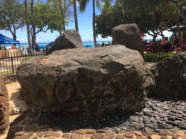 パワースポットらしいですよ。<br />おばちゃんもパワーをいただきました。<br /><br />帰りはクヒオ通りを歩いて行きましたが、少し気が付いたことが。<br /><br />それは、スーツケースを持っている怪しい人たち。<br />観光客ではないです。<br />見るからにホームレスです。<br />断言出来ませんが、皆さま気をつけて見て下さい。<br /><br />最近のハワイのホームレスはスーツケースを持ってます。<br /><br />おばちゃんは一人だから、気をつけないと。